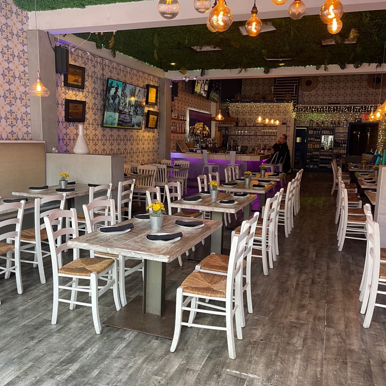 Casual Dining That Feels Like Home🪑