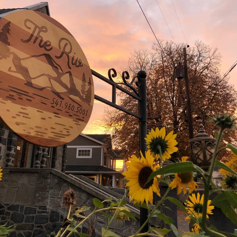 Welcome to The Riv Cafe☕