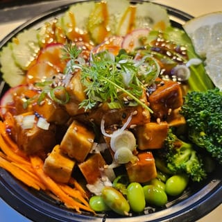 Tofu poke bowl (vegan)