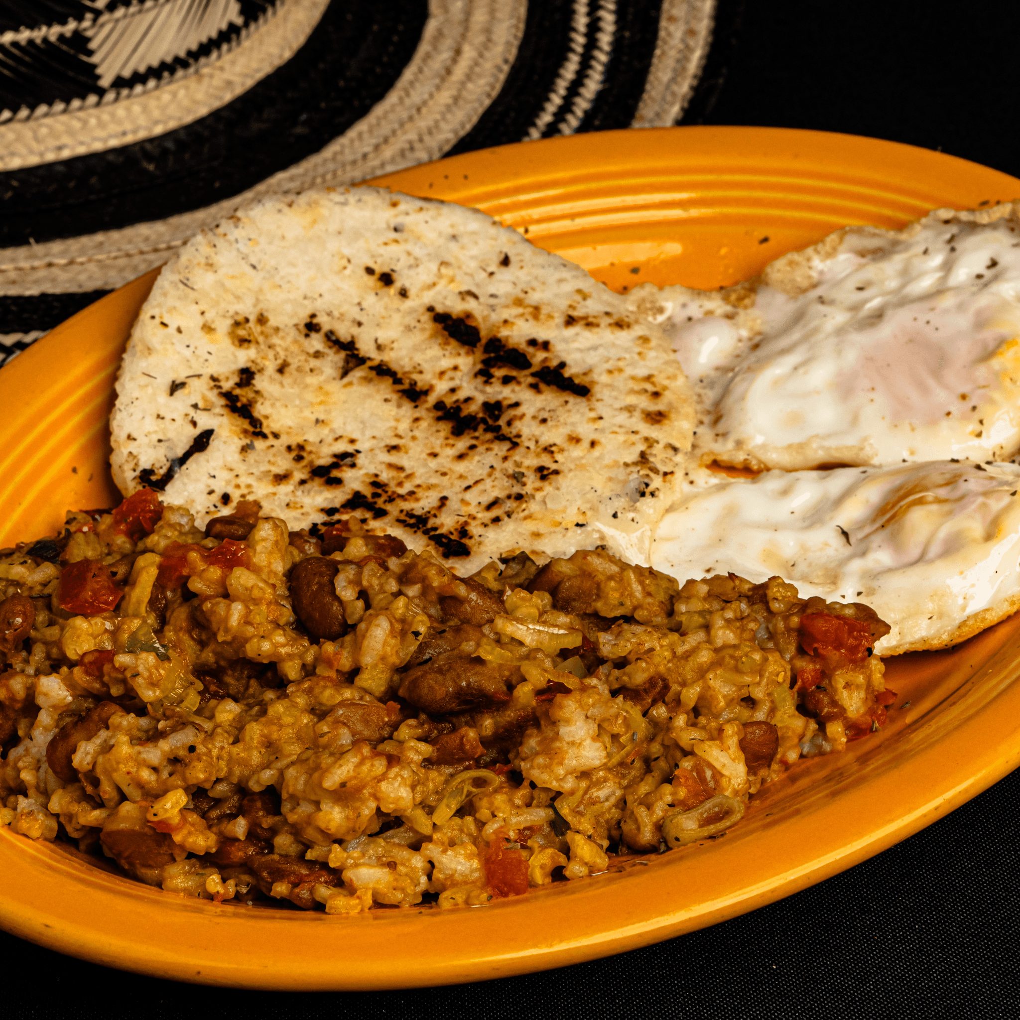 Calentado Con Huevo Y Arepa.