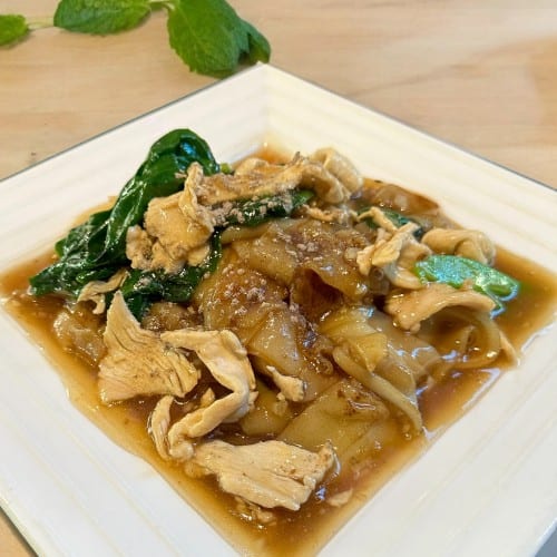 Rad Na (Gravy Noodles).