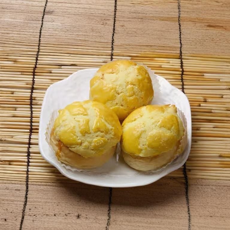 Baked Custard Buns / 菠蘿奶黃包.