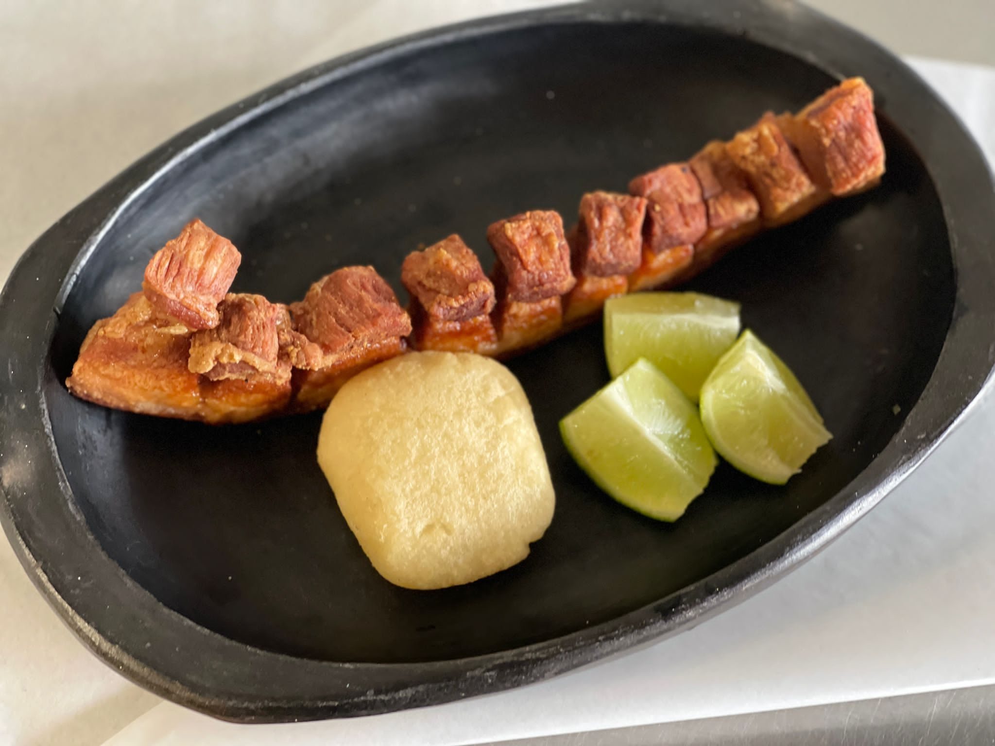 Chicharron con arepa.