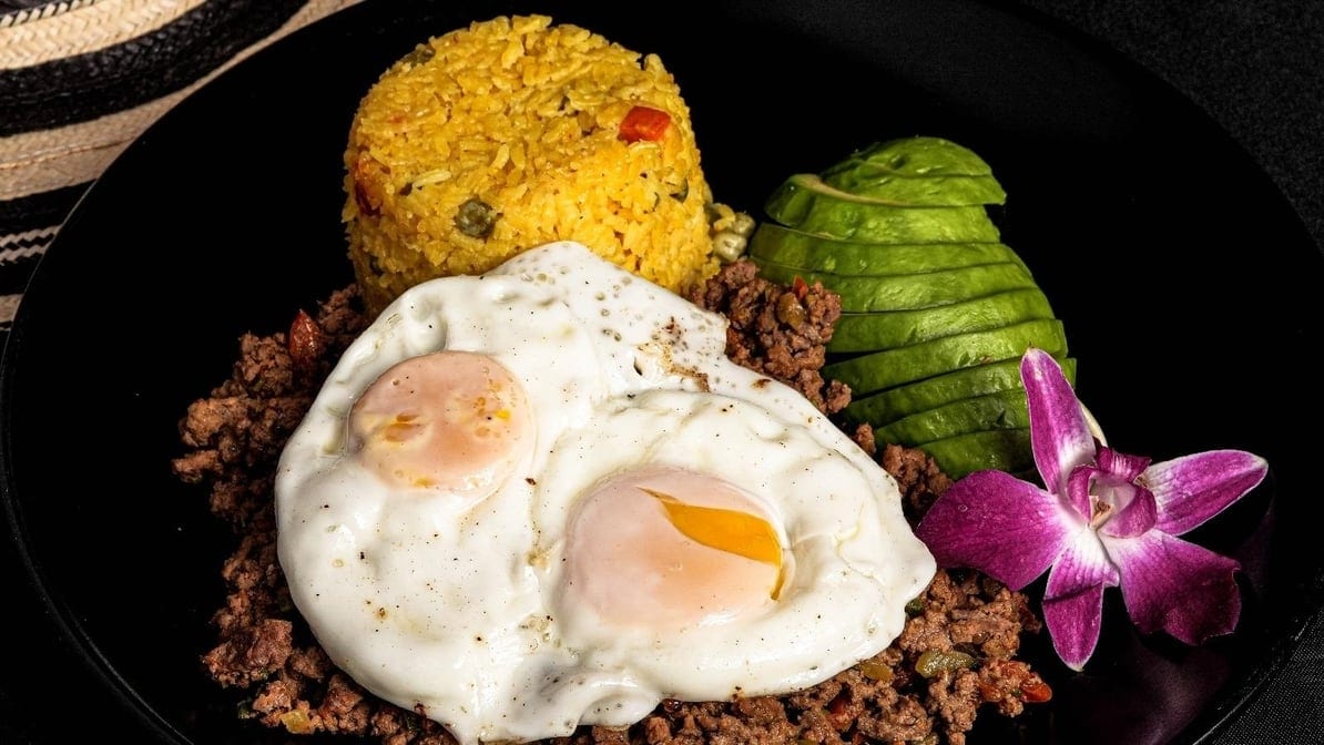 Carne Molida con Dos Huevos.