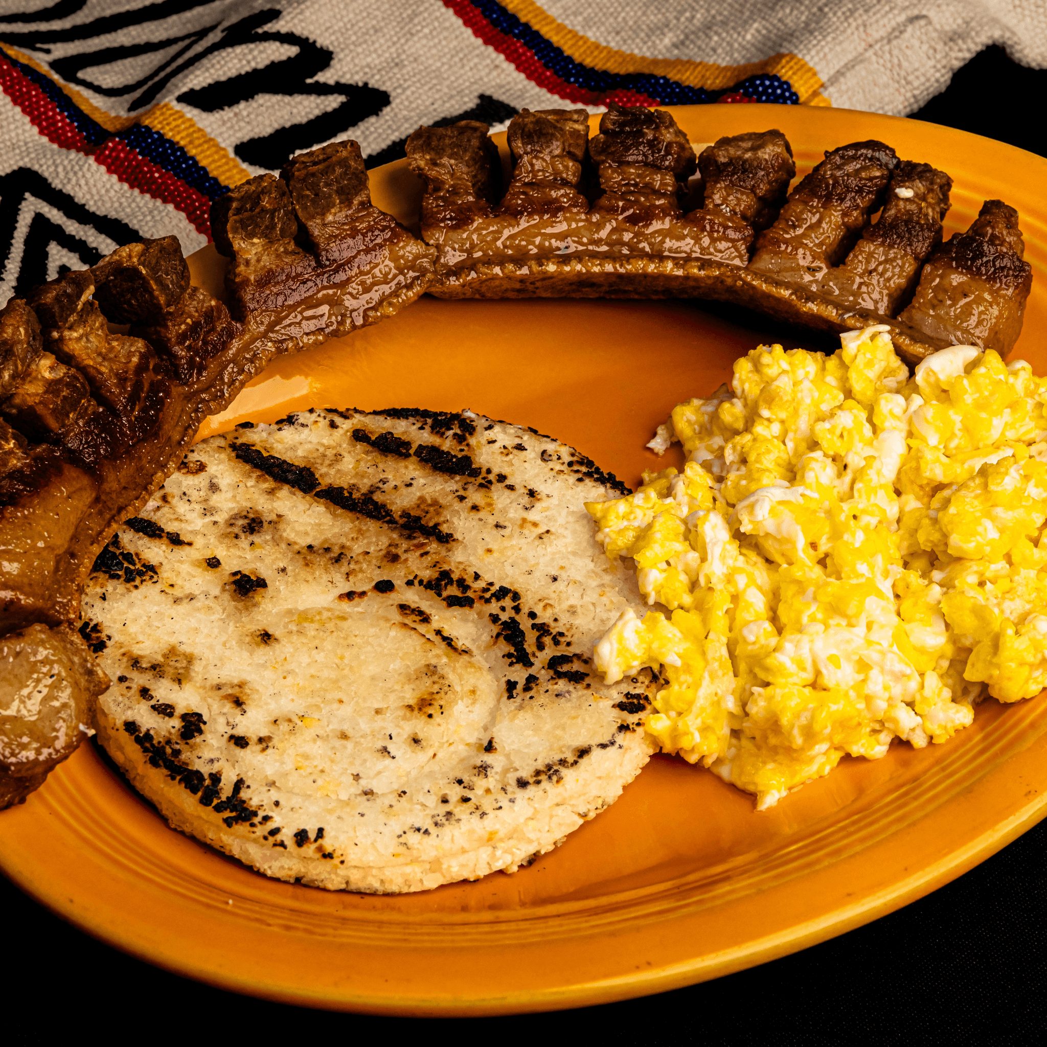 Arepa con Huevos y Chicharron.