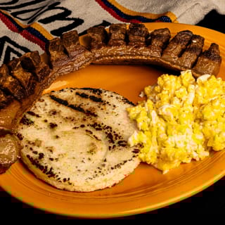 Arepa con Huevos y Chicharron