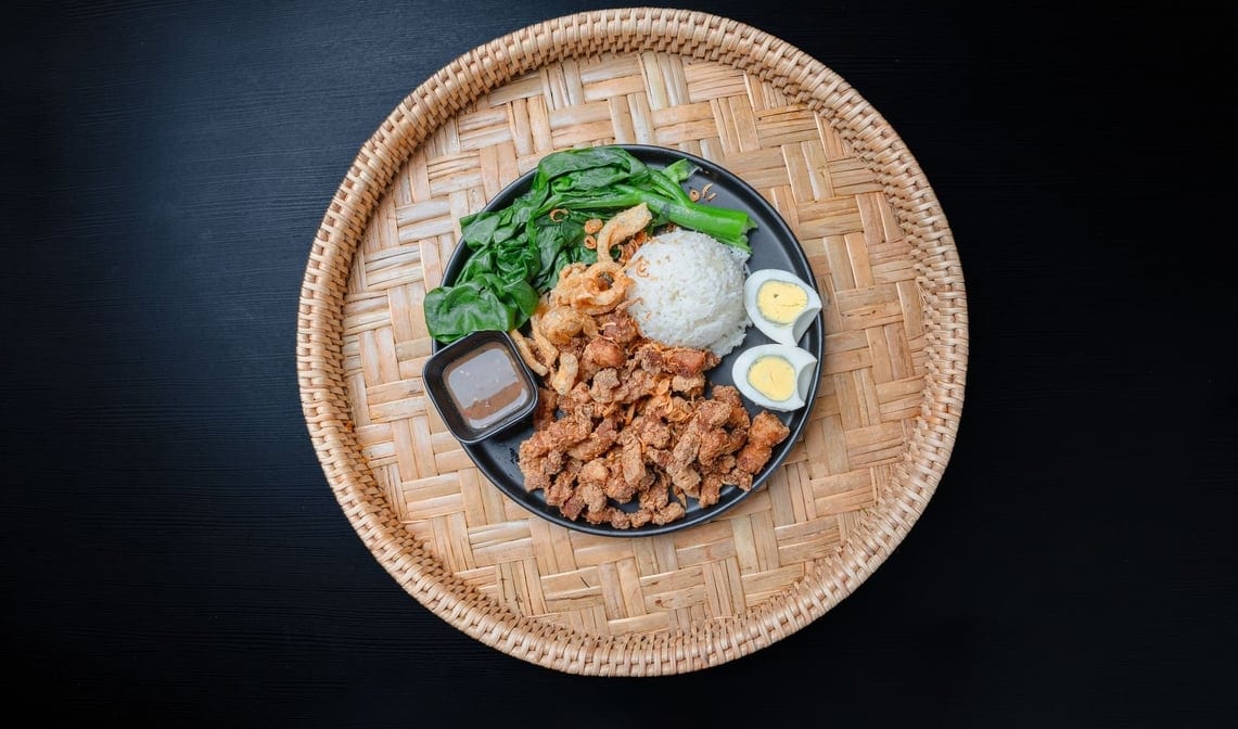 Com 6 - "The BASIK ເຂົ້າຂາວໝູທອດແຂ່ວກະປີ ".