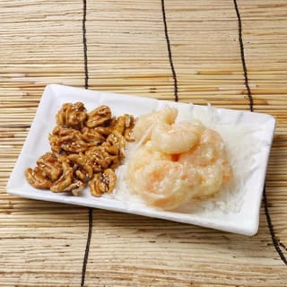 Honey Walnut Prawns / 核桃明蝦球