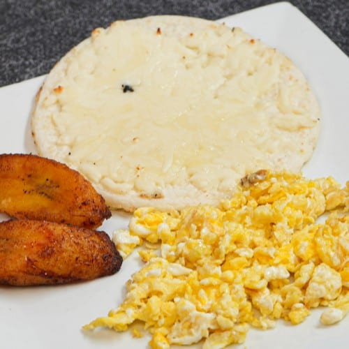 Huevos Revueltos Con Arepa.
