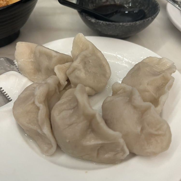 猪肉水饺 Steamed Pork Dumplings.