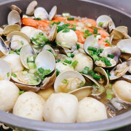 S10. Baby Clams with Rice Clay Pot (Com Hen).
