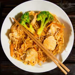 64. Pad Thai with Chicken (Pho Xao Ga)