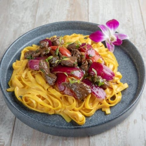 Fettuccine a La Huancaina Con Lomo Saltado.
