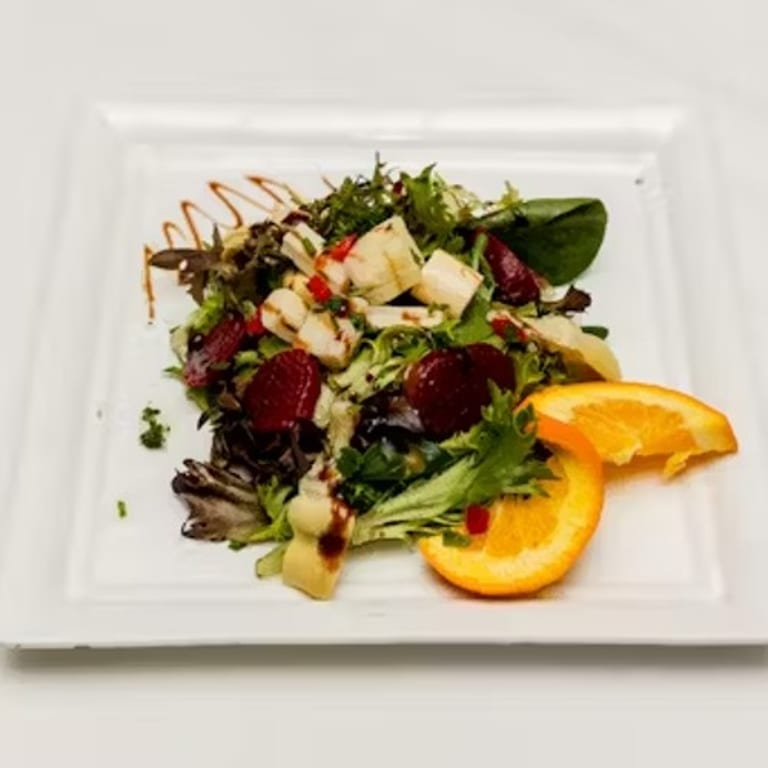 Fresh Salads: Mediterranean, Seafood, Vegetarian Options