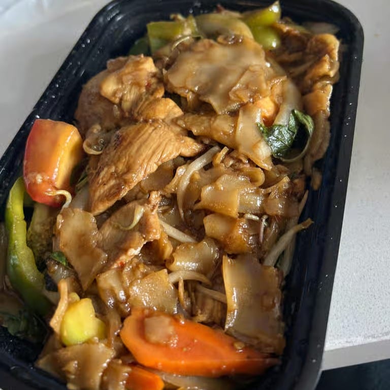 Drunken Noodle / ผัดขี้เมา.