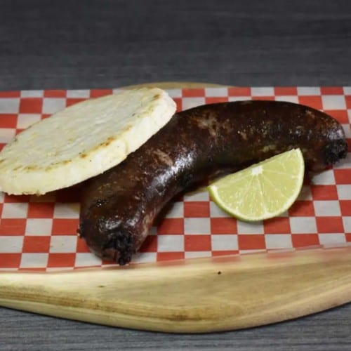 Morcilla con arepa grande frita o asada.