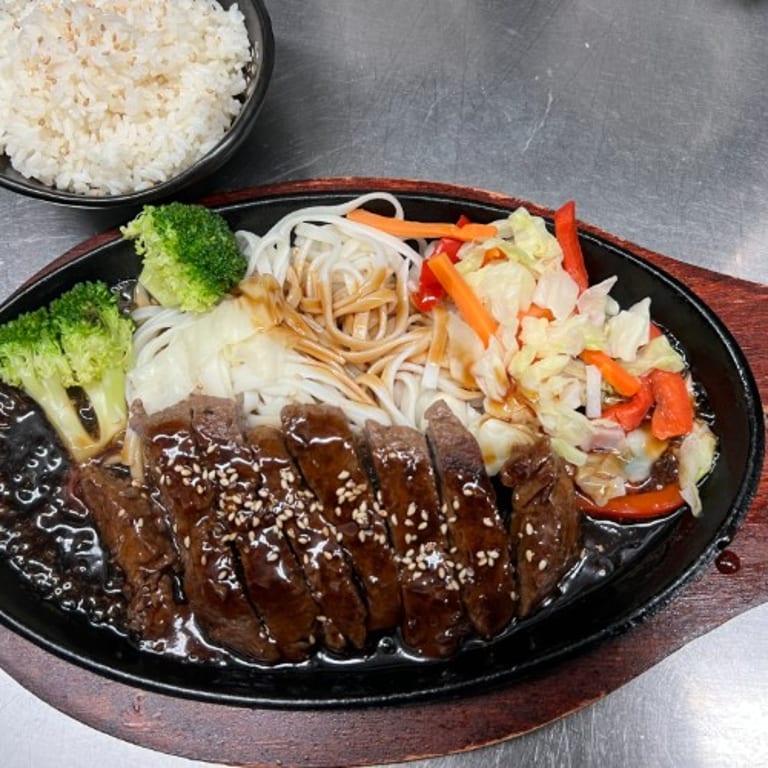 Delicious Japanese Cuisine: Sushi, Seafood, and More