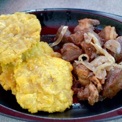 Masita frita con tostones.