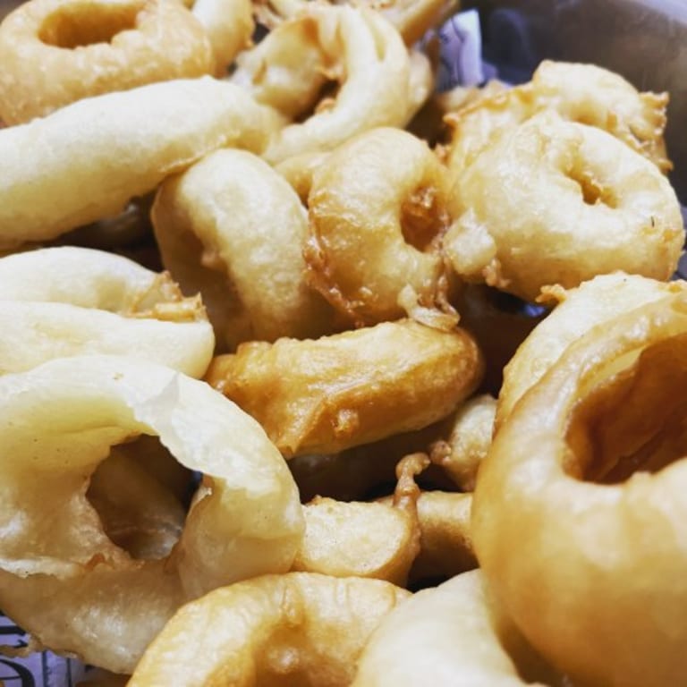 Crunchy Onion Rings: A Bar & Grill Favorite
