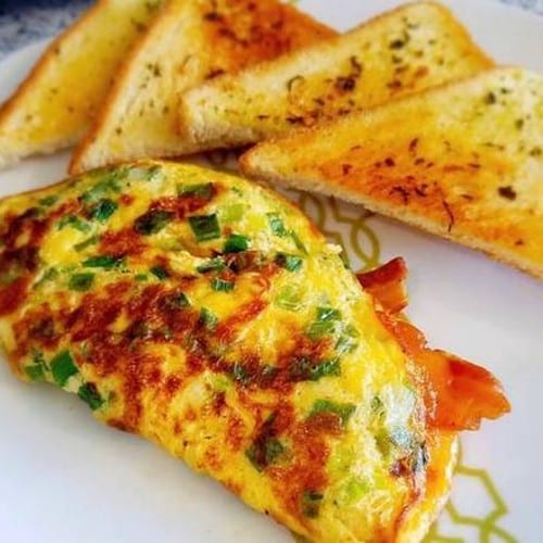 Bacon and Cheese Omelet / Omelet De Tocino Y Queso.