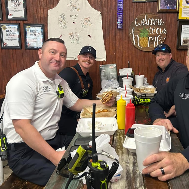 Dine In or Hang Out Outside👨‍👩‍👧