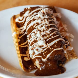 Tamal De Pollo en Mole