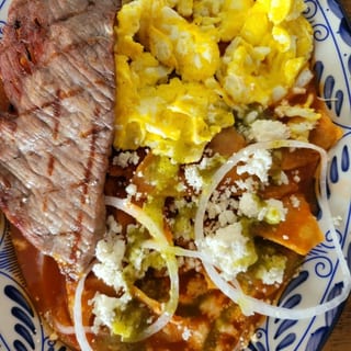 Chilaquiles Con Chorizo, Tazajo, Cecina, Quesillo O Pollo