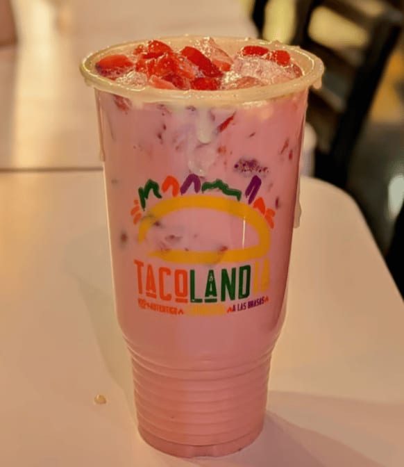 Bebida De Fresa Mediana / Medium Strawberry Drink.