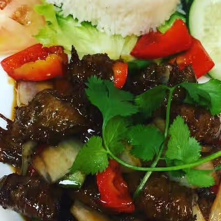 R5. Shaken Beef Rice Plate.