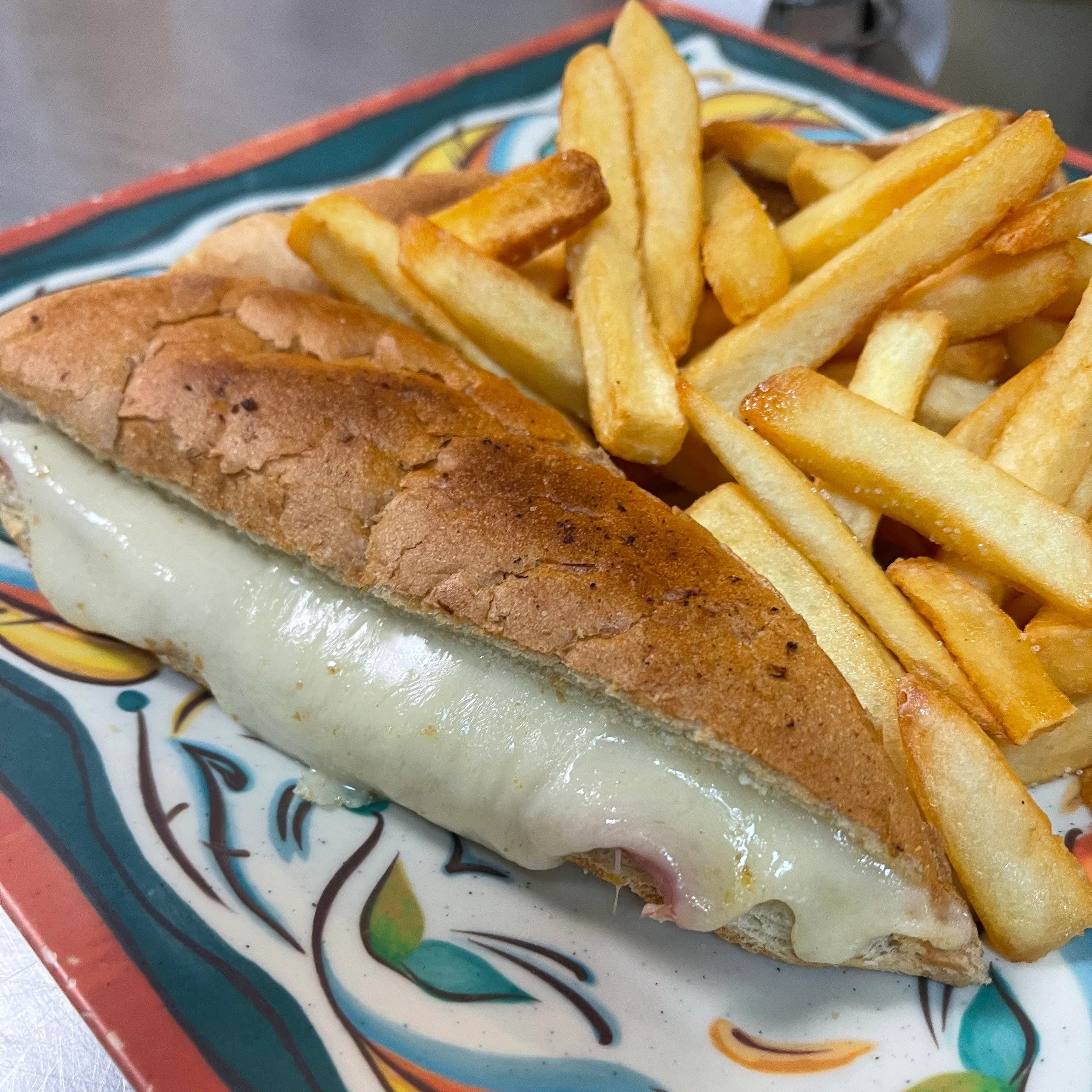 Sandwich jamon y queso.