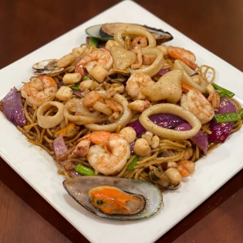 Seafood Sauteed Noodles Platter / Tallarines De Mariscos.
