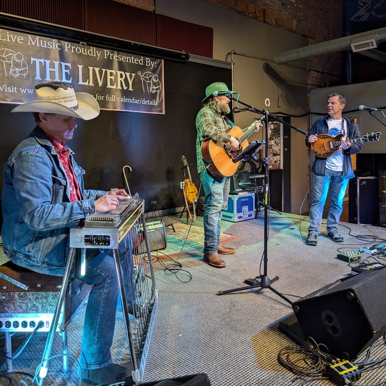 Cozy Dine-In & Live Music Vibes