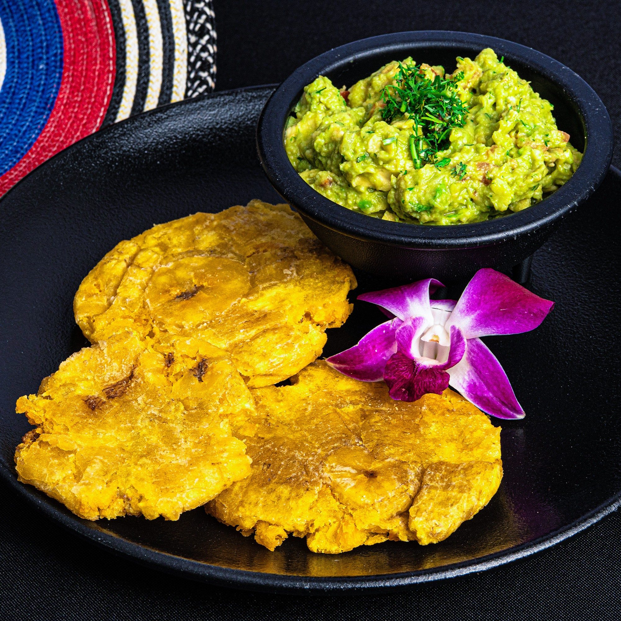 Tostones con Guacamole.
