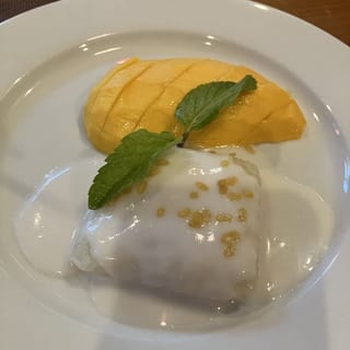 Sticky rice with sweet mango (seasonal)