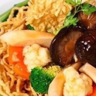 Stir Fried Crispy Egg Noodle with Gravy - Mi Xao Gion Thap Cam