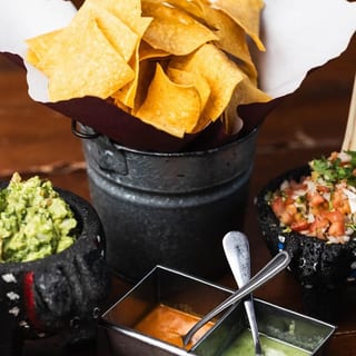 Guacamole, pico de gallo & chips