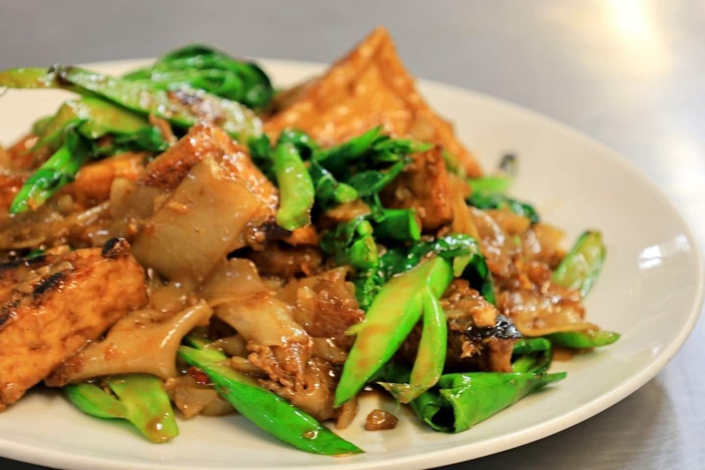 Pad See Ew Sen Yai (ผัดซีอิ๊วเส้นใหญ่) 🍜🍳🥦.