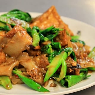 Pad See Ew Sen Yai (ผัดซีอิ๊วเส้นใหญ่) 🍜🍳🥦