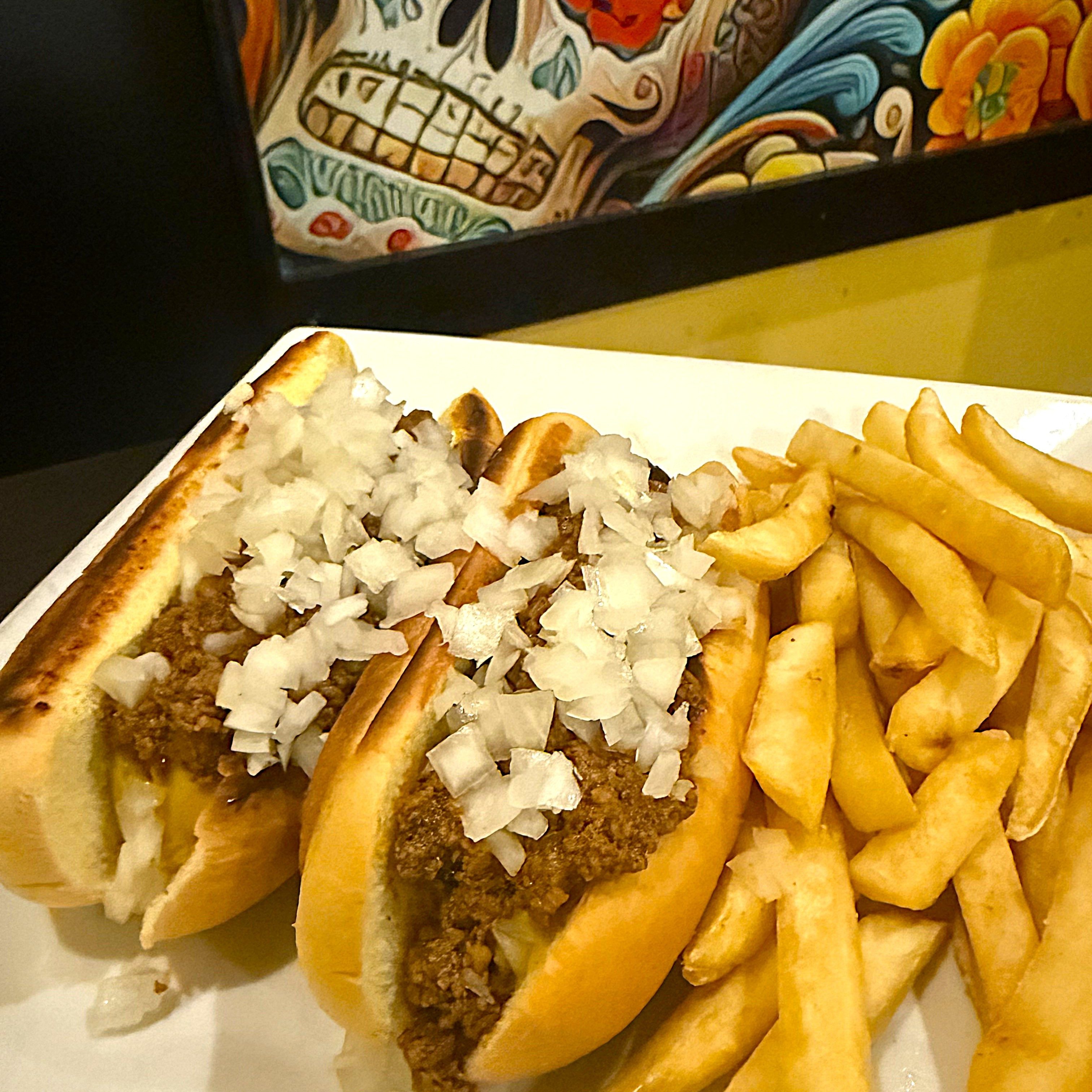 CLASSIC WESTMINSTER CHILI DOGS.