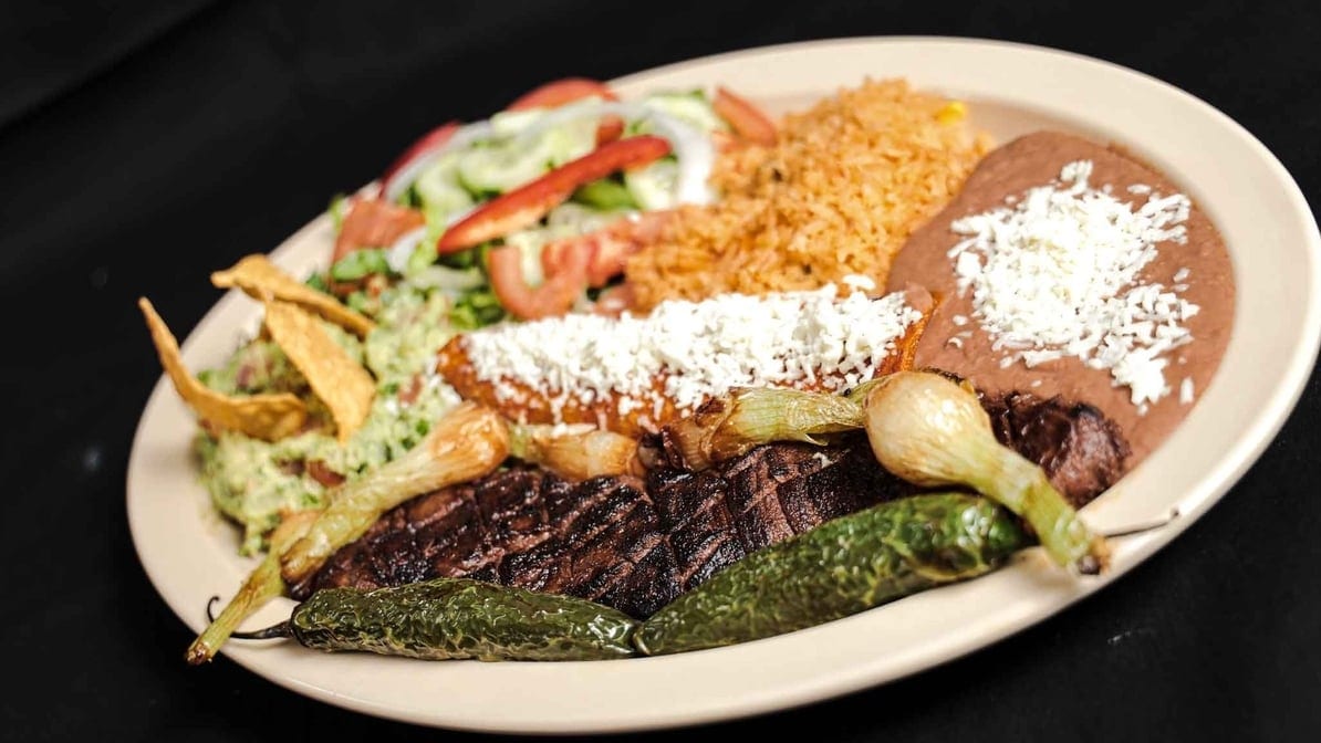 Platillo La Tampiqueña / Tampiqueña Style Dish.