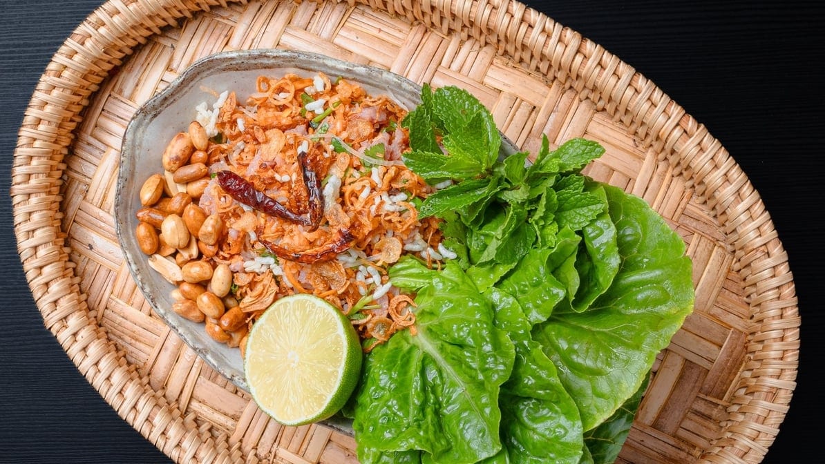 Nam Khao (Crispy Rice Salad) ແນມເຂົ້າ.