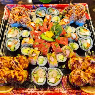 Delish Classic Platter 2 (100 pcs Up to 14 people)