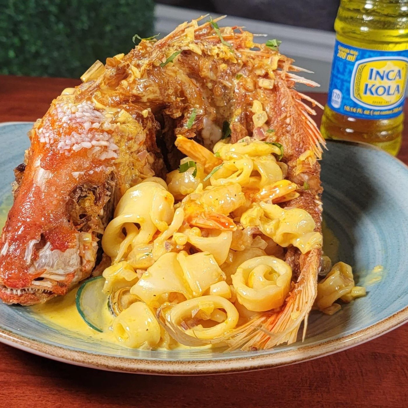 Pargo Rojo En Salsa De Mariscos.