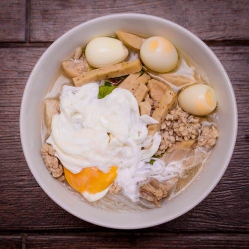 T15. Fried Quails Egg w/ Egg Noodle Soup (Mi Chim Cut).