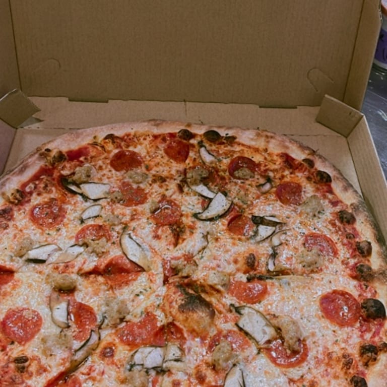 Classic American Eats: Pizza, Wings, and More