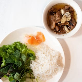 Vermicelli with grilled pork and lettuce 