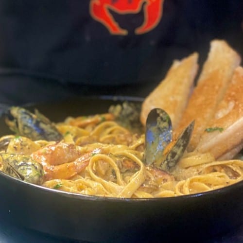 Tallarines en Crema Con Mariscos.