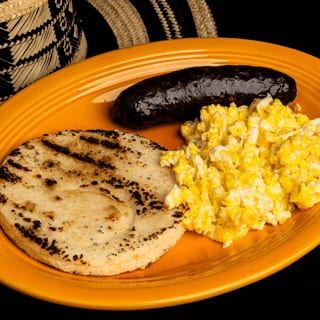 Arepa con Huevos Y Morcilla