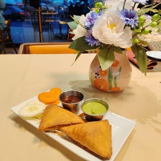 Chicken Samosas (2pcs)