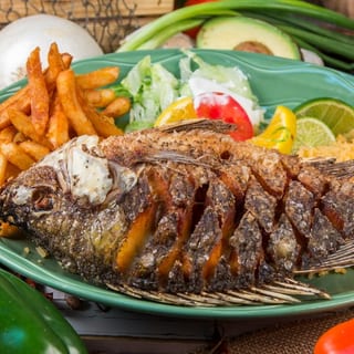 33. Mojarra Frita con Papas Fritas / 33. Fried Tilapia with French Fries
